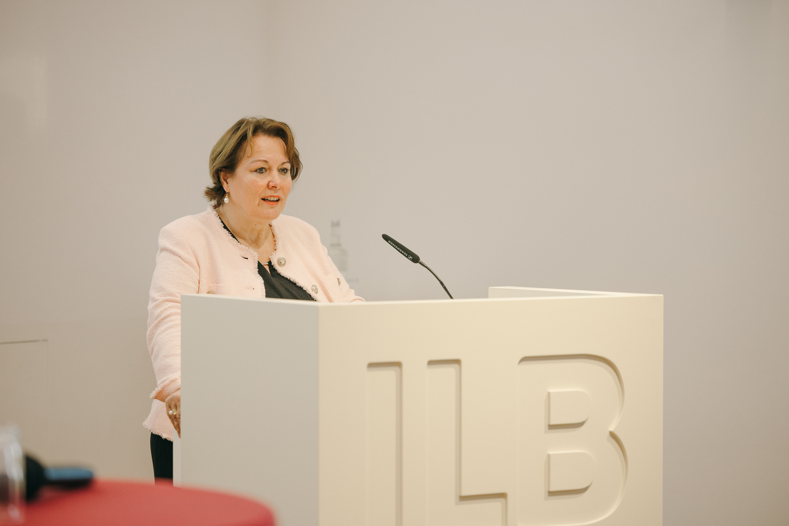 Bild: Staatssekretärin Dr. Ina Bartmann bei ihrer Begrüßung.