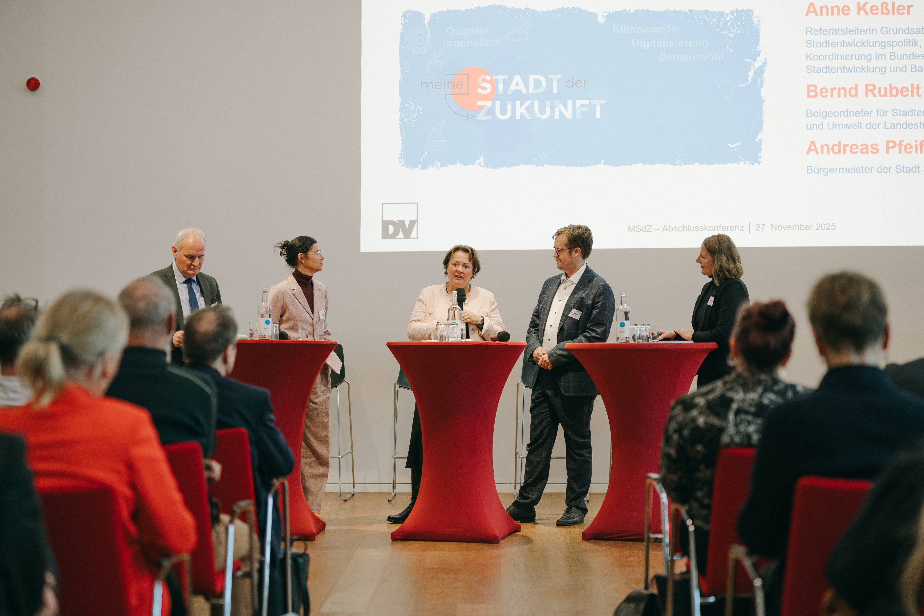 Bernd Rubelt, Anne Keßler, Dr. Ina Bartmann, Andreas Pfeiffer und Kathrin Senner auf dem Podium