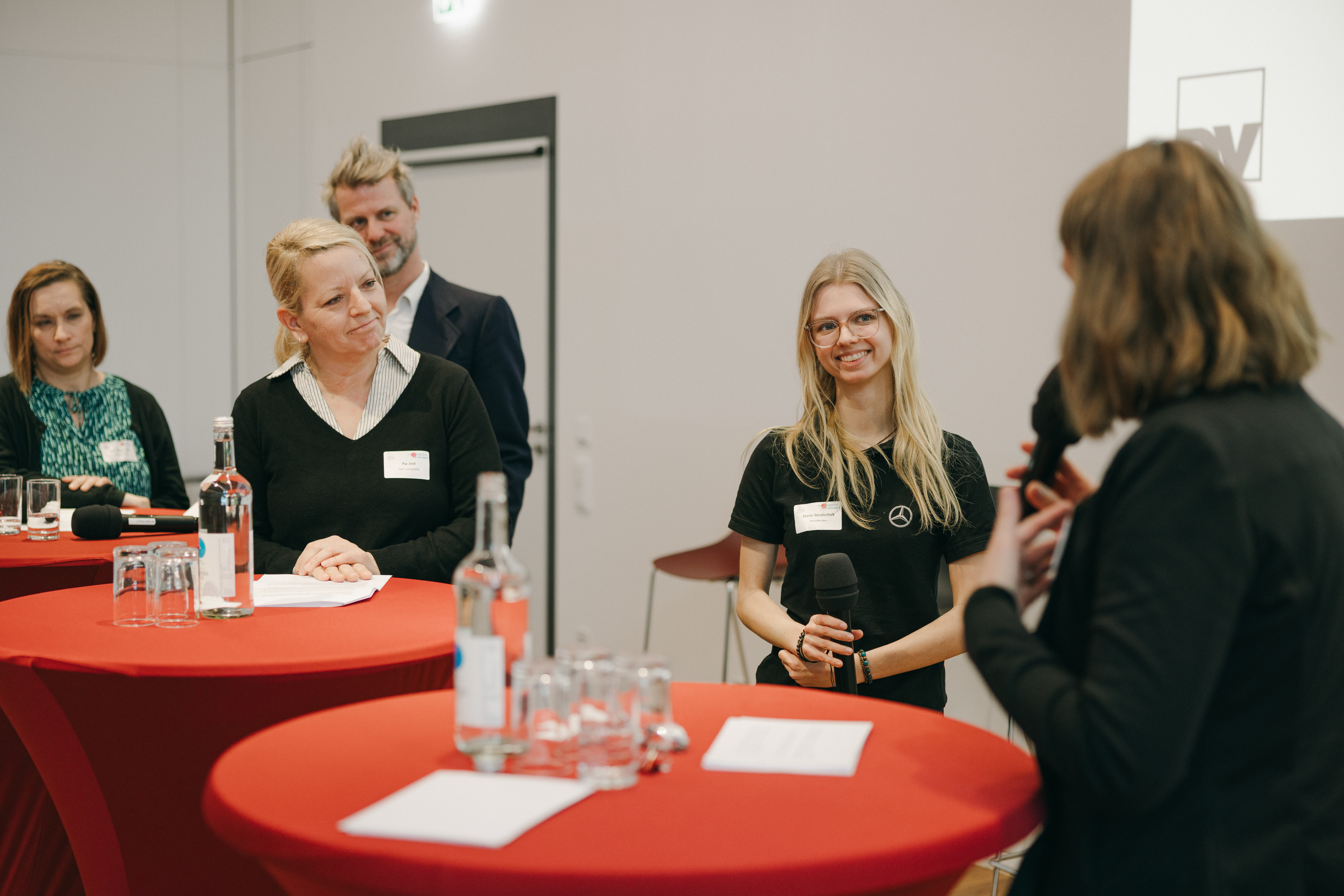 Bild: Marie Gosdschick, Auszubildende bei Mercedes Benz berichtet von dem Azubi-Wettbewerb und BarCamp im Rahmen des Modellvorhabens in Ludwigsfelde. (v.l.n.r.) Ann-Kristin Jank, Pia Jost, Peter Berenz, Marie Gosdschick, Kathrin Senner. 