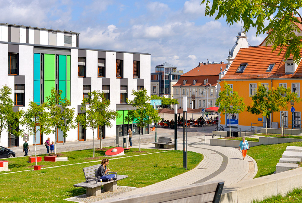Aufnahme der Innenstadt in Eberswalde mit Grünflächen bei sonnigem Wetter
