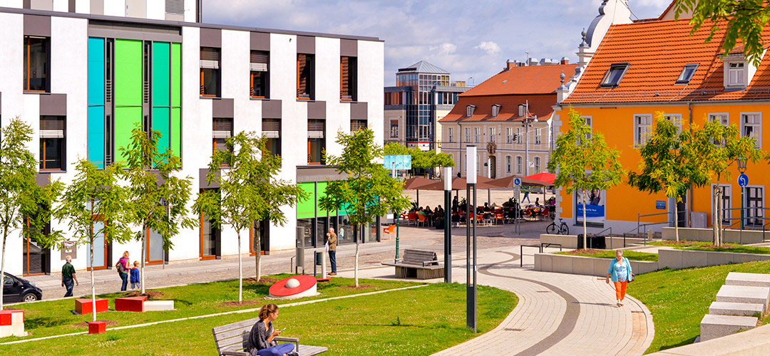 Bild: Aufnahme der Innenstadt in Eberswalde mit Grünflächen bei sonnigem Wetter
