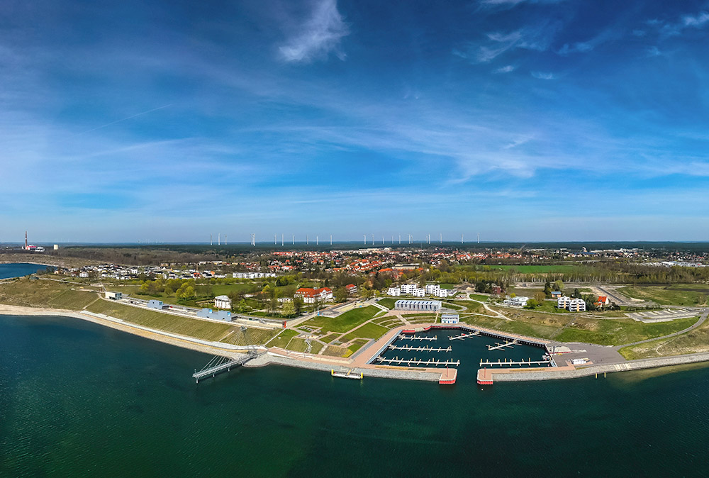 Luftaufnahme der Stadt Großräschen mit Hafengebiet und Promenade
