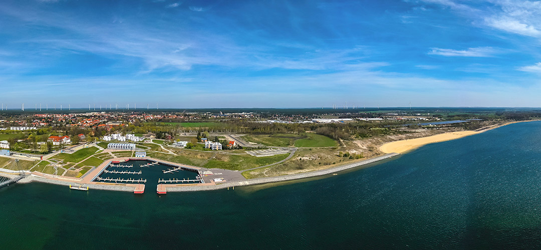 Bild: Luftaufnahme der Stadt Großräschen mit Hafengebiet, Promenade und Strand