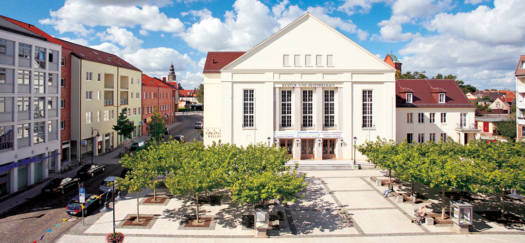 Bild: Ansicht des Kultur- und Festspielhauses und Vorplatzes mit Bäumen in Perleberg und Wittenberge 