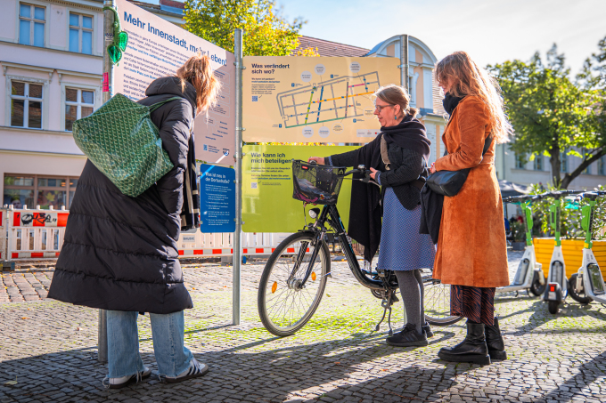 Bürgerinnen an Infotafel Projektgebiet