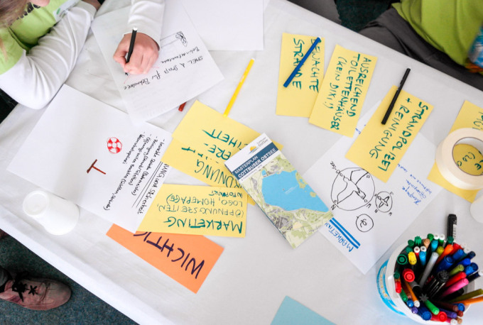 Kinder tragen Schlagworte und Stichpunkte zusammen beim Workshop-Forum in Cottbus