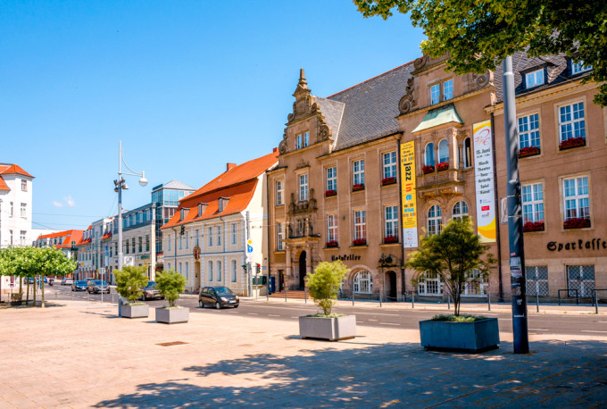 Innenstadt mit Platz, Straße und Ratskeller in Eberswalde bei sonnigem Wetter