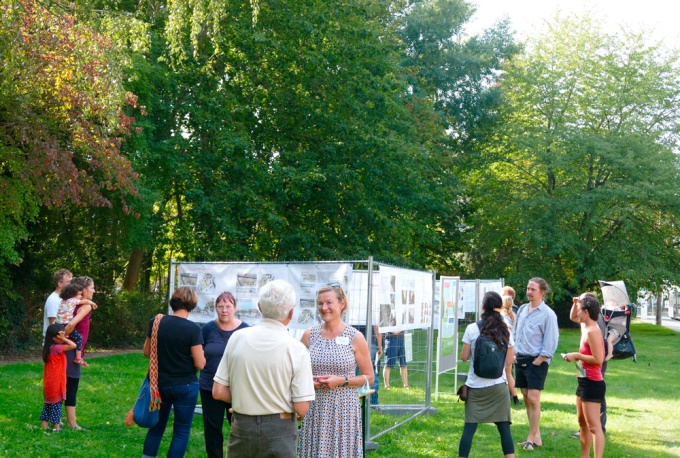 Besucher der Veranstaltung „Eberswalde im Gespräch" im Freien