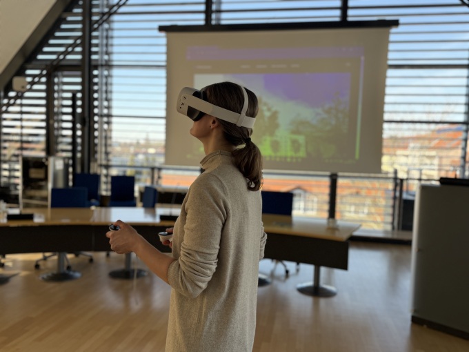 Teilnehmerin mit Virtual-Reality-Brille