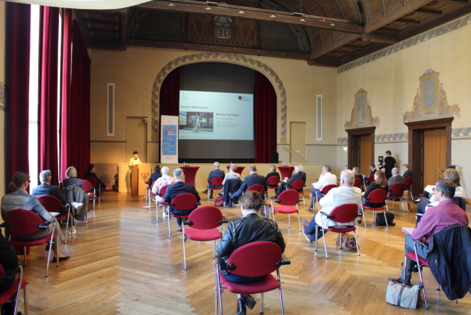 Mariette Tzschoppe spricht vor Publikum bei der Auftaktveranstaltung Cottbus