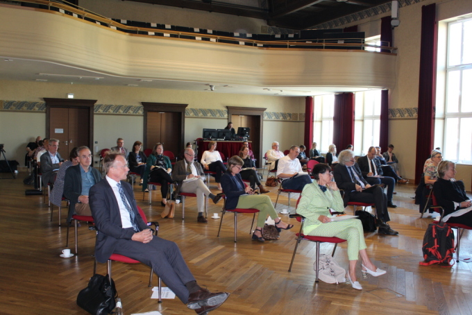 Publikum und Redner bei der Auftaktveranstaltung in Cottbus