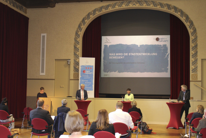 Katrin Heinz, Guido Beermann, Mariette Tzschoppe und Prof. Martin zur Nedden vor Publikum bei der Auftaktveranstaltung Cottbus